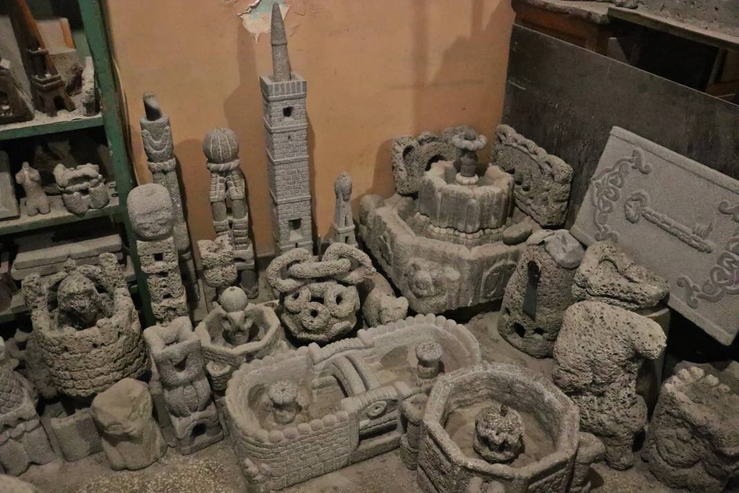 Volkanik taşlar, 10 metrekarelik dükkanda sanat eserine dönüşüyor 6